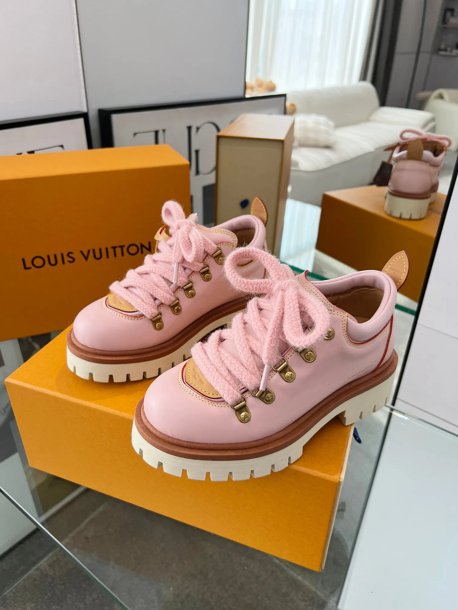 Factory direct sales p640🐘🐘Women's shoes Women's LV new couple's thick-soled hiking shoes, your original custom-made large-soled shoe brand, giving your feet flexibility and freedom, a good pair of shoes to wear all summer. Fabric: top-layer imported calfskin cowhide lining Size: 35-46 Welcome to send pictures to place orders